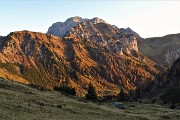 100 Sul sent. 215 chiudiamo il lungo anello al parcheggio della Connca di Mezzeno, punto di partenza 